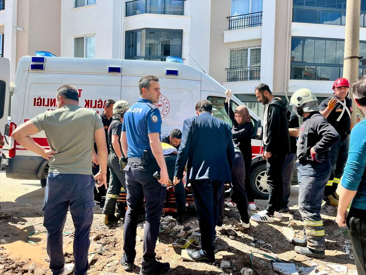 İnşaattan düşen işçinin sırtına demir saplandı! Durumu ağır 11